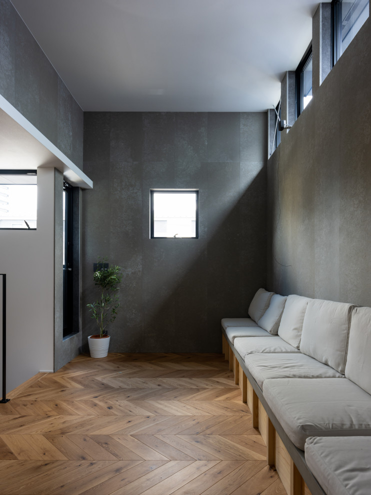 Exemple d'un petit salon gris et blanc scandinave ouvert avec aucune cheminée, un téléviseur fixé au mur, un sol marron, un plafond en papier peint, un bar de salon, un mur gris et parquet peint.