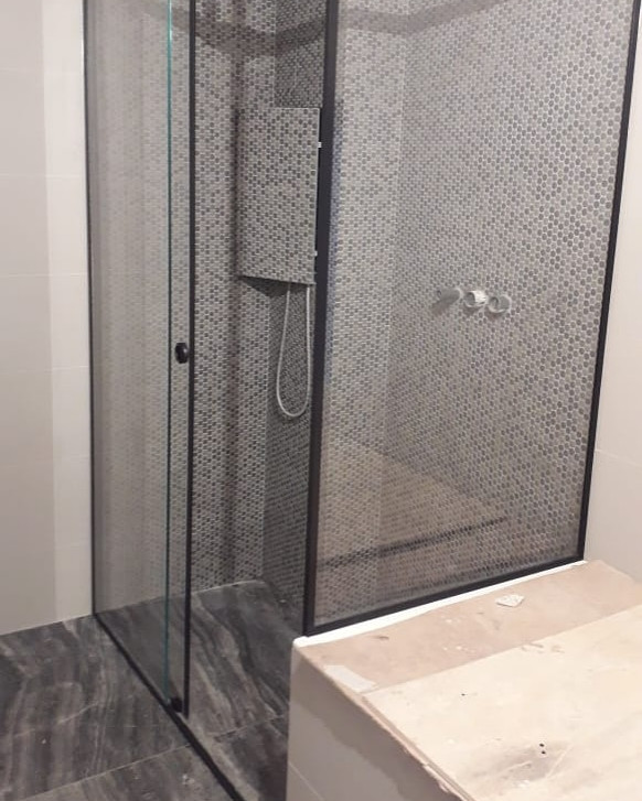 Стеклянная перегородка для душа