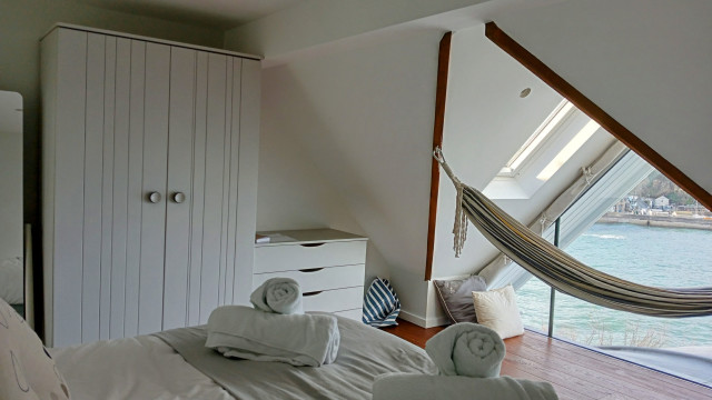 The Islandbed contemporary-sovrum