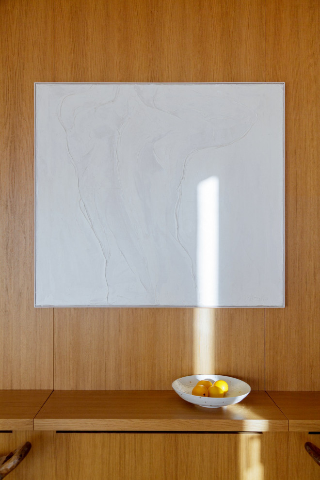 Светлая квартира-галерея с мебелью в духе 60-х