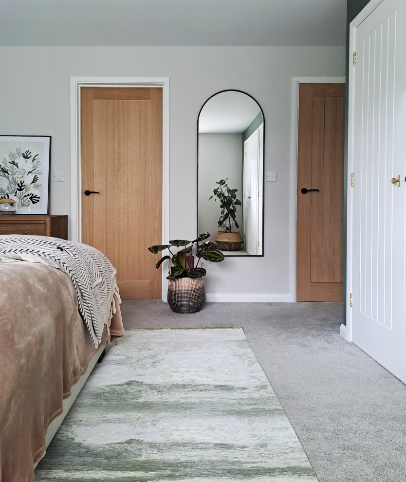 Imagen de dormitorio principal y abovedado contemporáneo de tamaño medio con paredes grises, moqueta, suelo gris y machihembrado