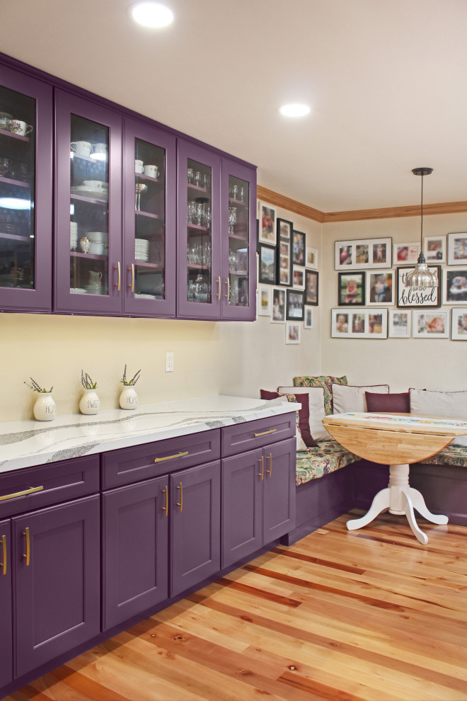 Ejemplo de cocina clásica renovada de tamaño medio con armarios con paneles empotrados, puertas de armario violetas, encimera de cuarzo compacto, suelo de madera clara, una isla, suelo marrón y encimeras blancas