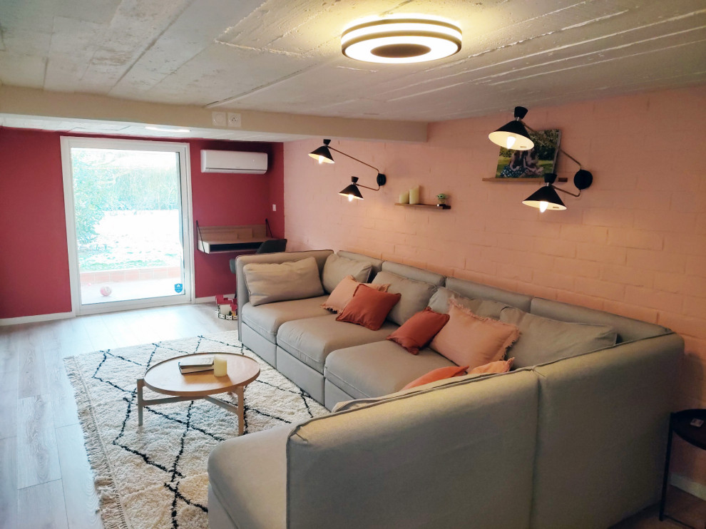 Inspiration för mellanstora moderna källare ovan mark, med rosa väggar och laminatgolv