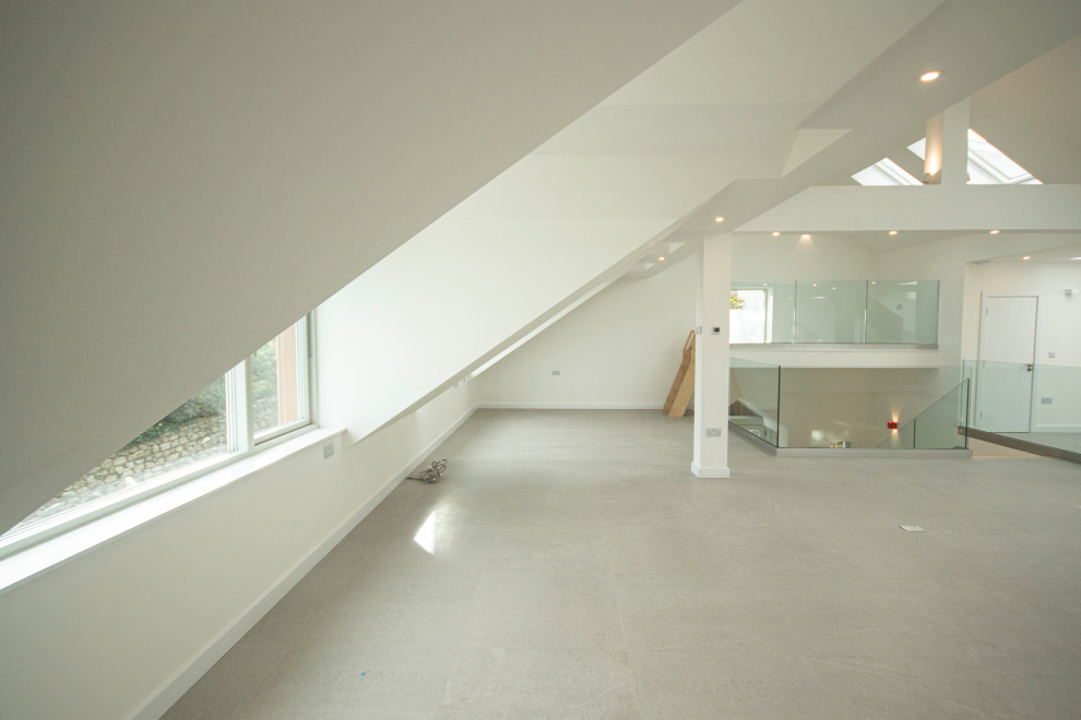 Идея дизайна: большая гостиная комната в современном стиле с белыми стенами и полом из керамогранита