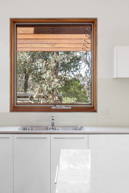 Suburban bush House contemporary