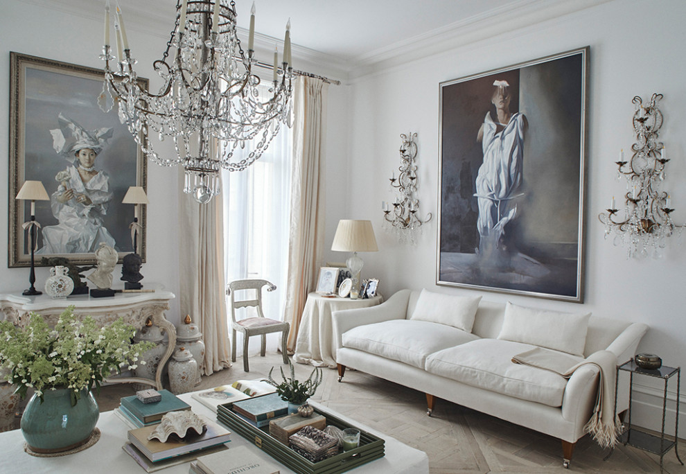 Idée de décoration pour un grand salon gris et blanc craftsman ouvert avec un mur blanc, un sol en bois brun, un téléviseur dissimulé et un sol gris.