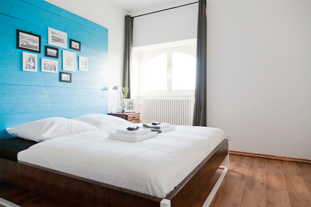 This is an example of a scandinavian bedroom in Frankfurt.