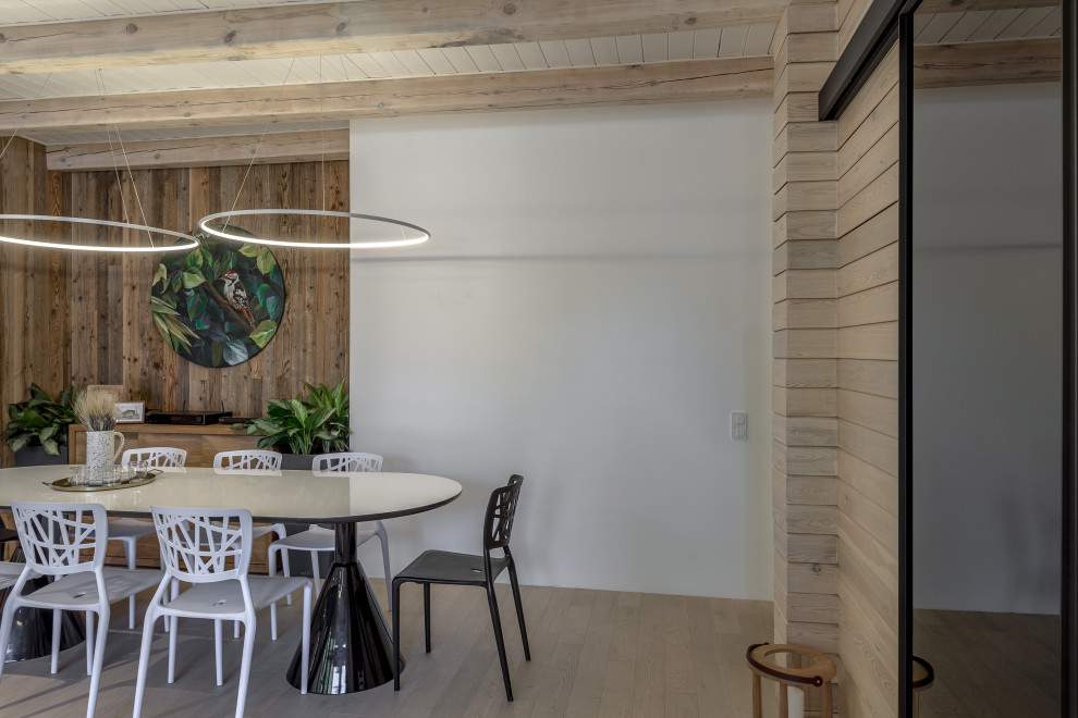 Гостиная с камином и березами