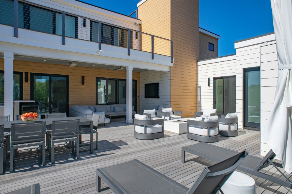 Photo of a mid-sized contemporary backyard and rooftop deck in New York with no cover.
