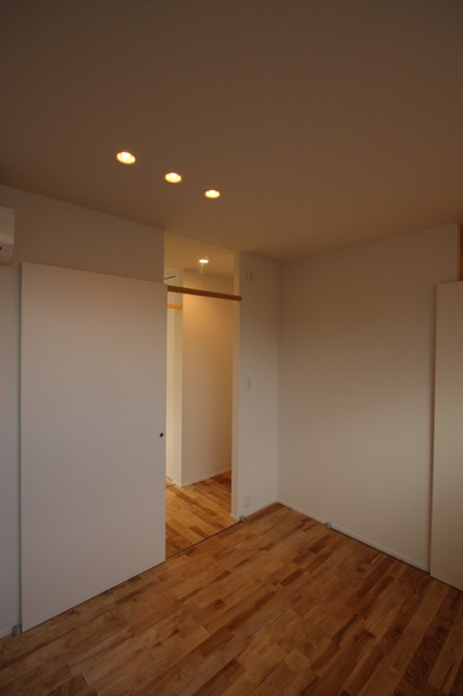T邸-光る箱の家 minimalistisch-schlafzimmer