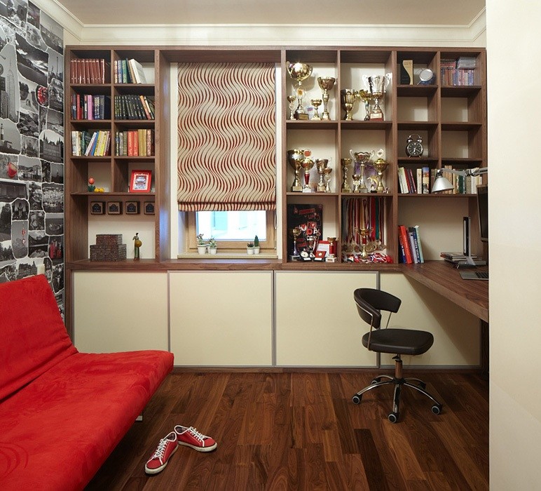 Photo of a contemporary home office in Moscow.