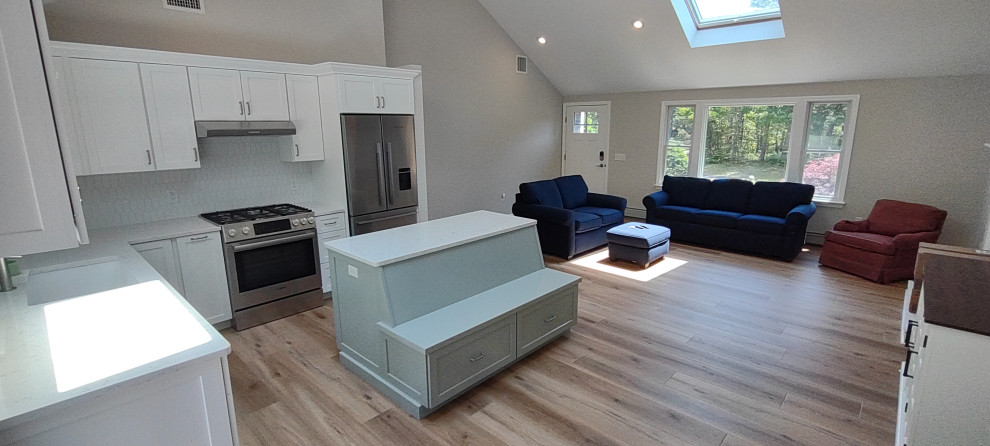 Kitchen & Dining Area Banquett Seated Island Soloution with a splash of color.