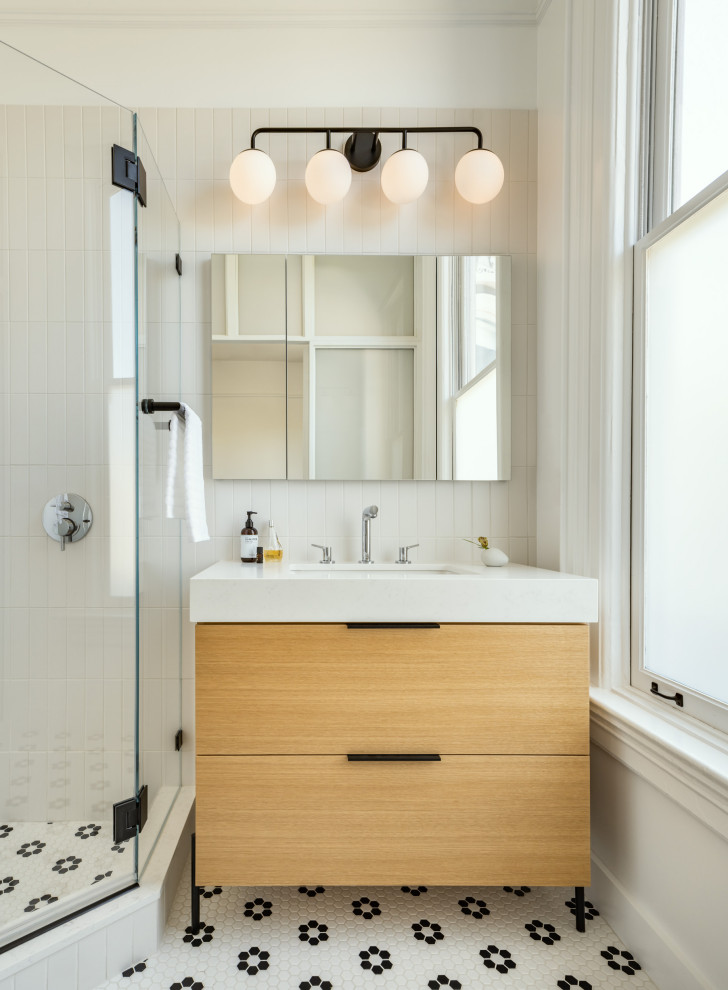 Exemple d'une douche en alcôve moderne en bois clair de taille moyenne avec un placard à porte plane, WC séparés, un carrelage blanc, des carreaux de céramique, un mur blanc, un sol en carrelage de terre cuite, un lavabo encastré, un plan de toilette en quartz modifié, un sol multicolore, un plan de toilette blanc, une niche, meuble simple vasque et meuble-lavabo encastré.