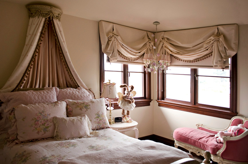 Photo of a mid-sized traditional kids' room for girls in Los Angeles with beige walls.