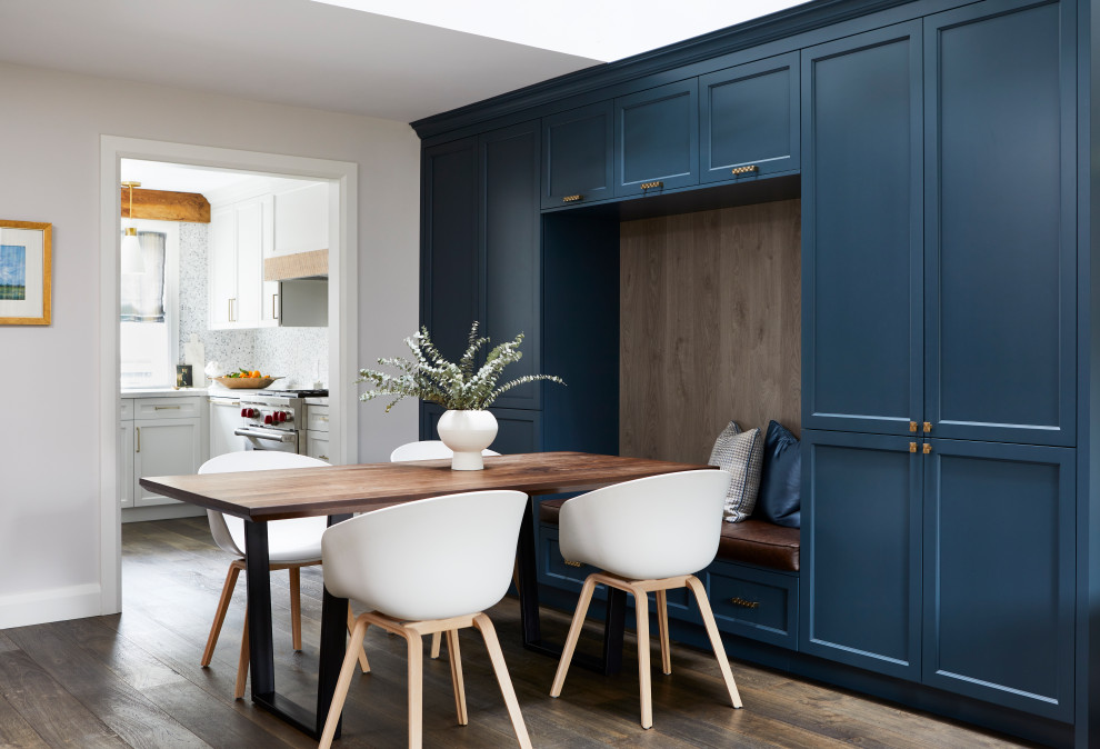 На фото: маленькая столовая в современном стиле с с кухонным уголком, синими стенами, паркетным полом среднего тона и коричневым полом для на участке и в саду