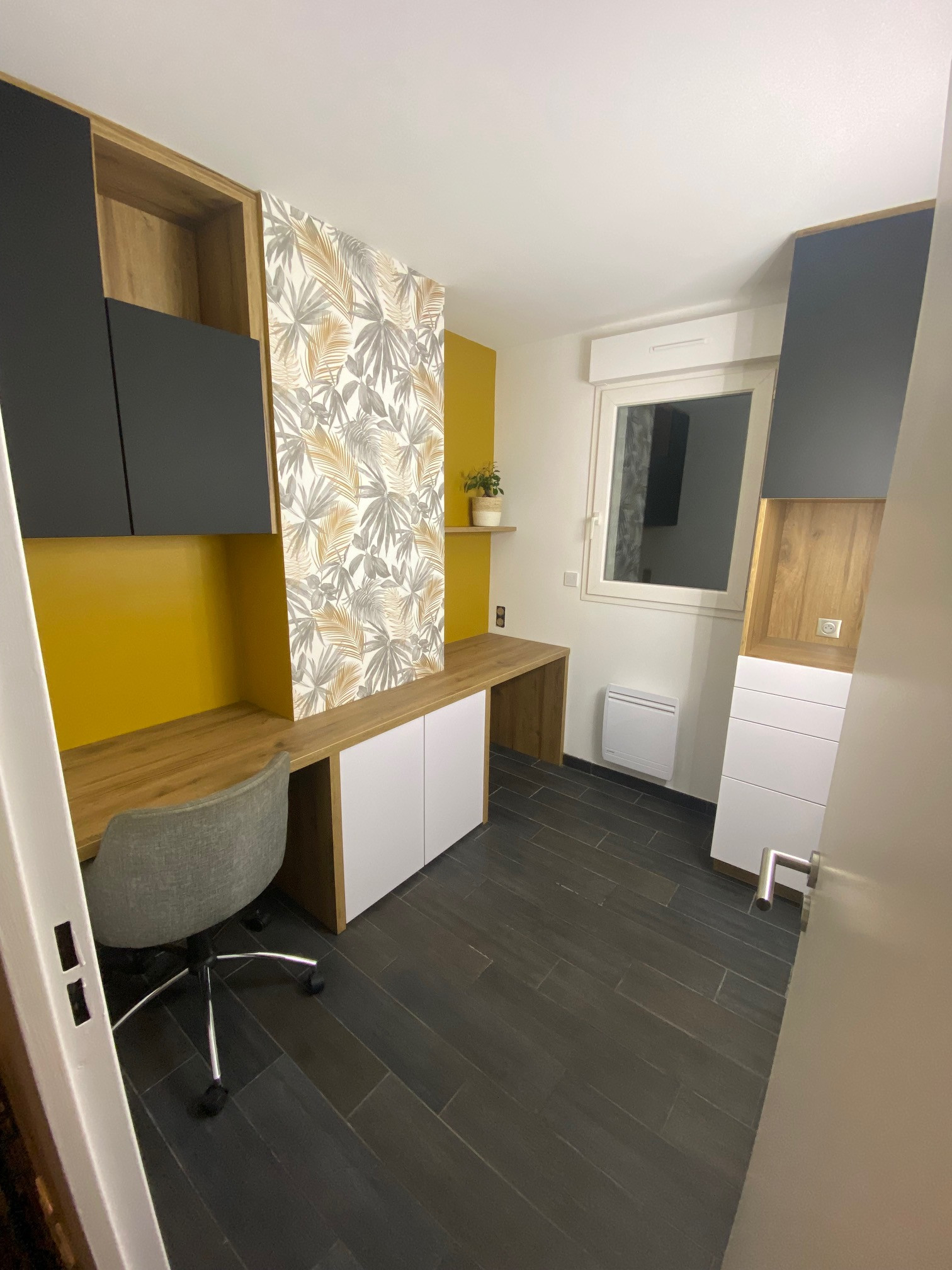 Bureau autour d'un conduit de cheminée