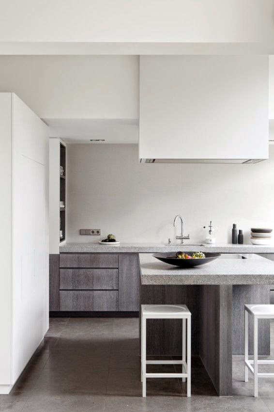 Modern inredning av ett stort grå grått kök med öppen planlösning, med en integrerad diskho, släta luckor, vita skåp, bänkskiva i kvarts, cementgolv, en köksö och grått golv