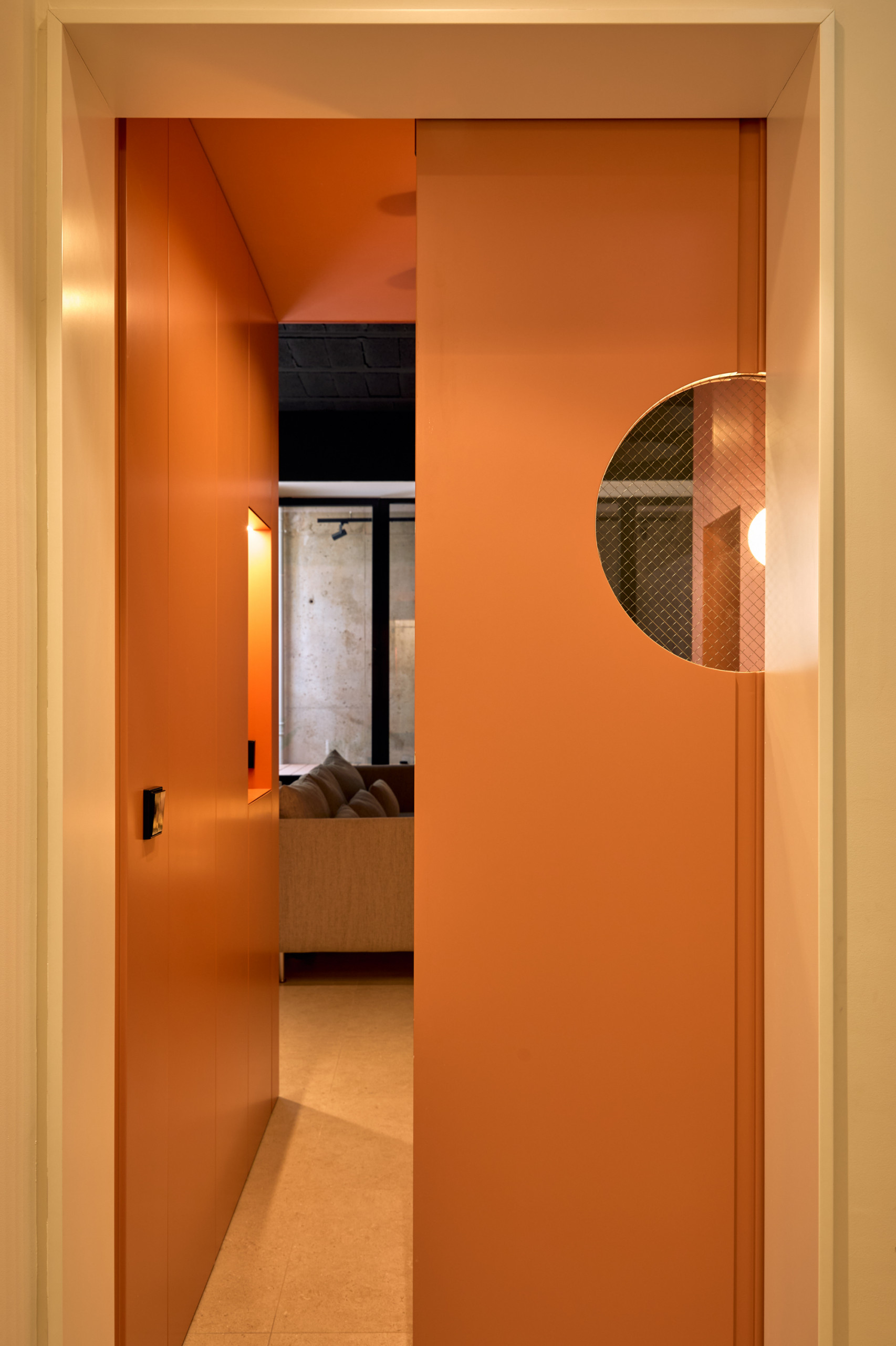 Homothecy - Acceso, puerta correderea