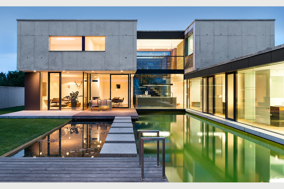 Inspiration for a mid-sized contemporary two-storey concrete exterior in Nuremberg with a flat roof.