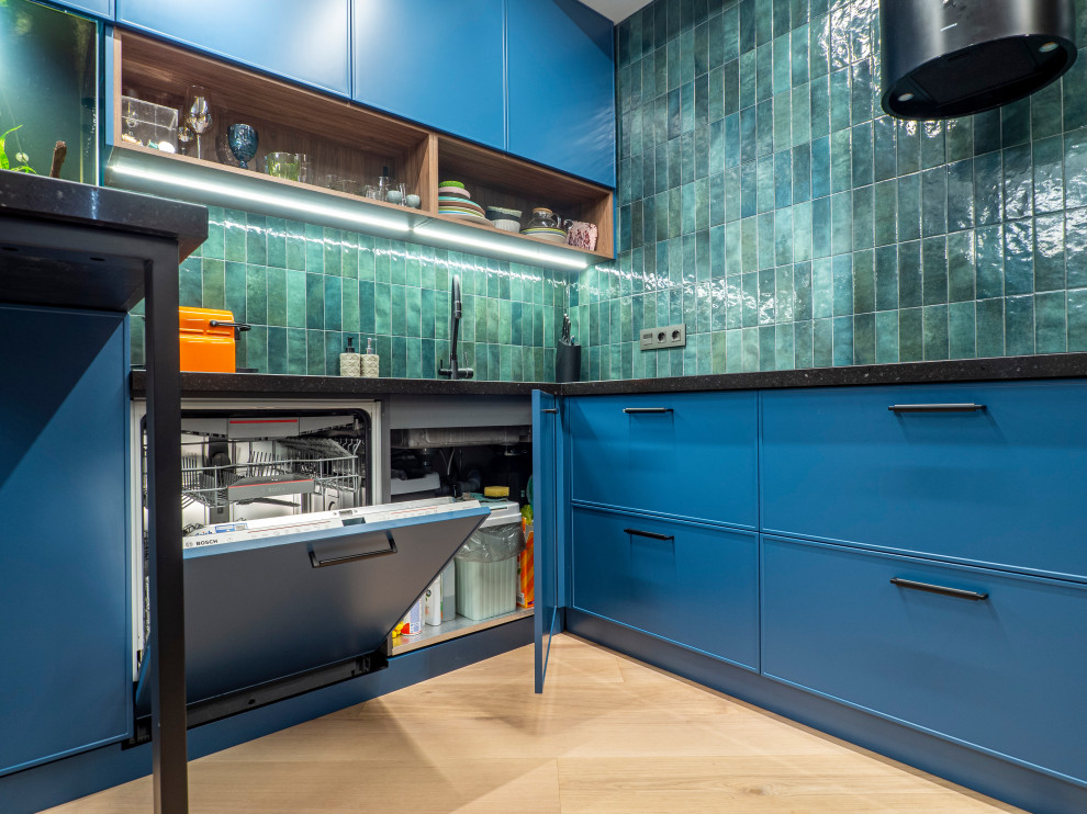 Кухня в современном стиле со встроенным аквариумом