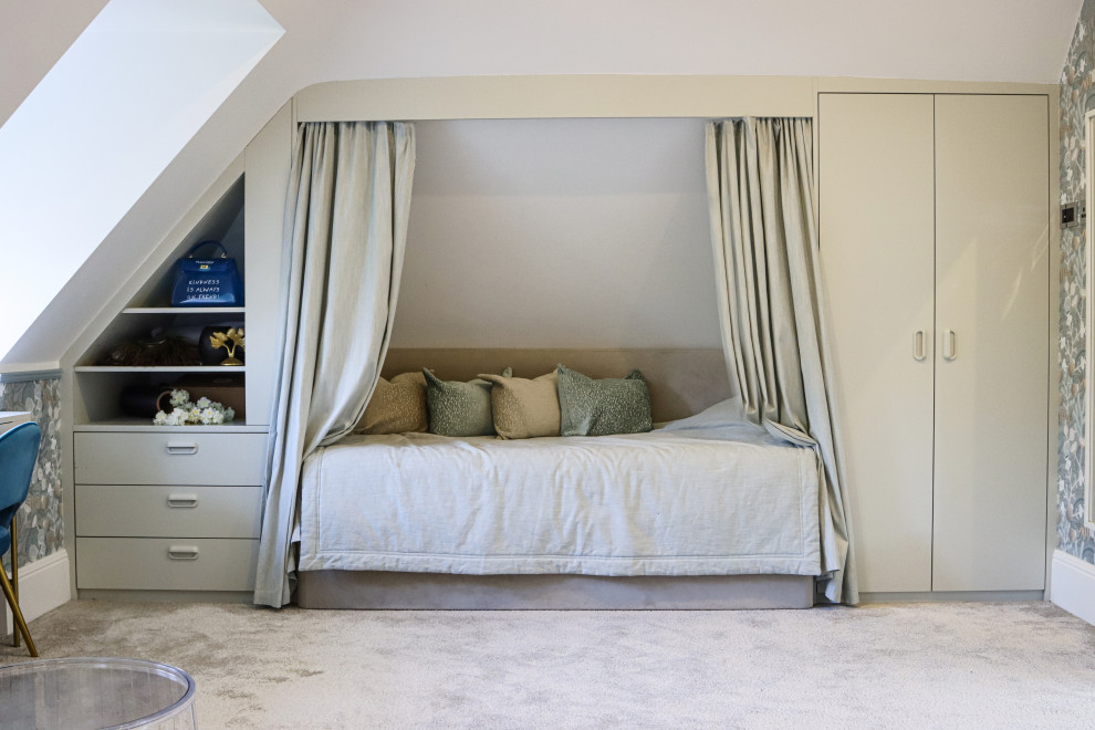 Idéer för mellanstora funkis barnrum kombinerat med sovrum, med flerfärgade väggar, heltäckningsmatta och beiget golv