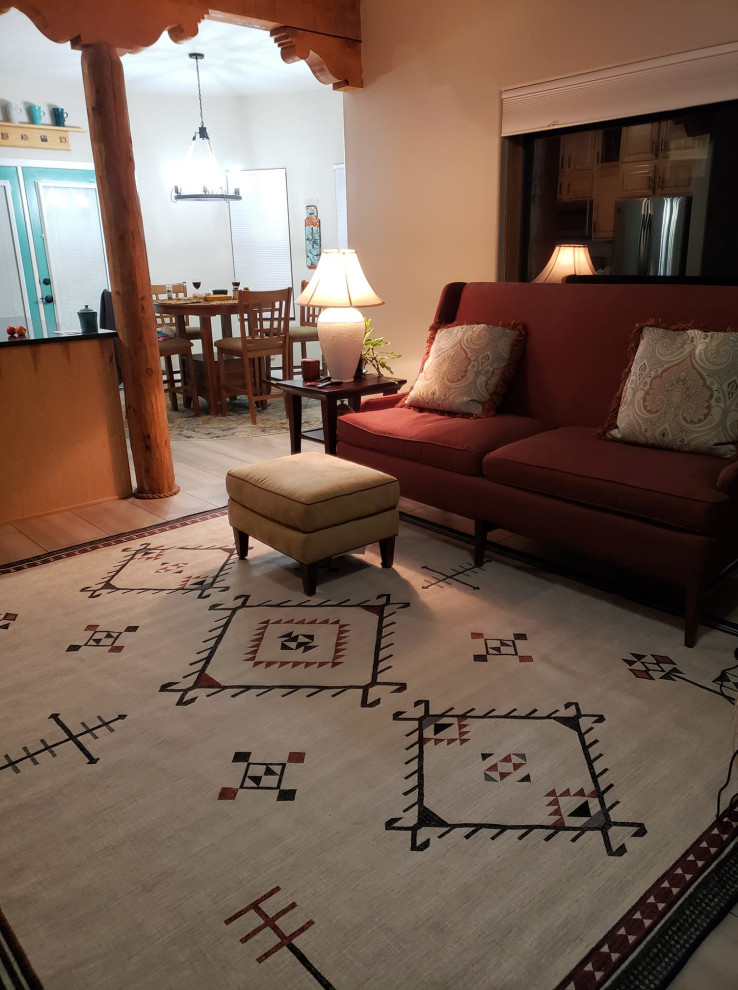 Immagine di un soggiorno stile americano aperto con pareti beige, pavimento in vinile, cornice del camino in intonaco, TV autoportante e pavimento grigio