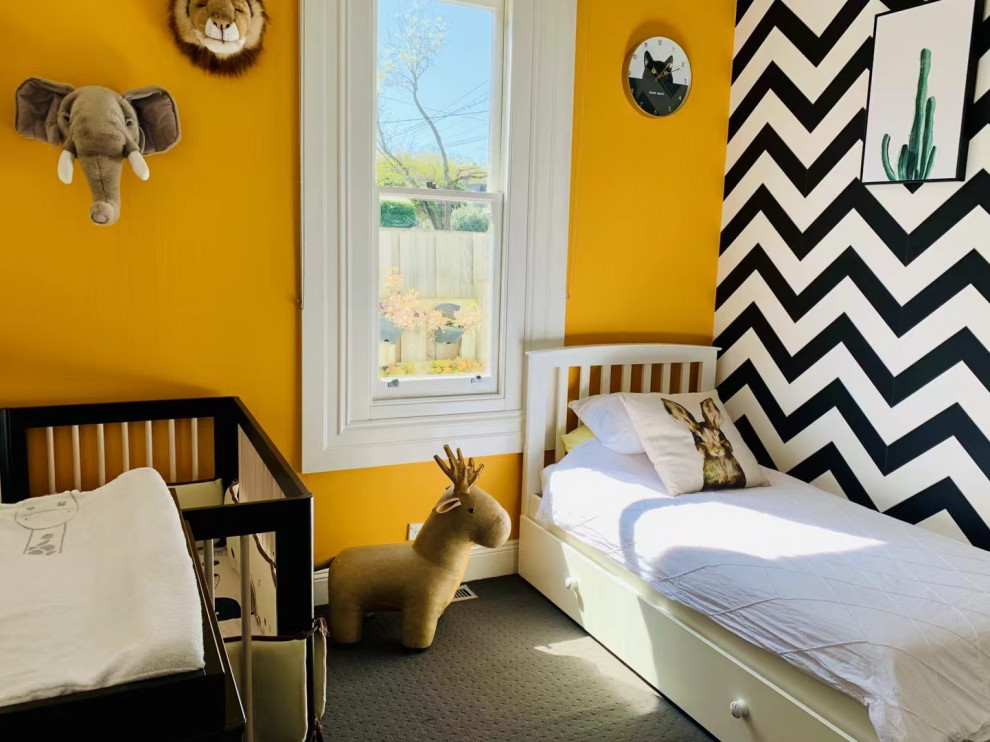 Immagine di una piccola cameretta per neonati neutra minimalista con pareti gialle, moquette, pavimento grigio e carta da parati