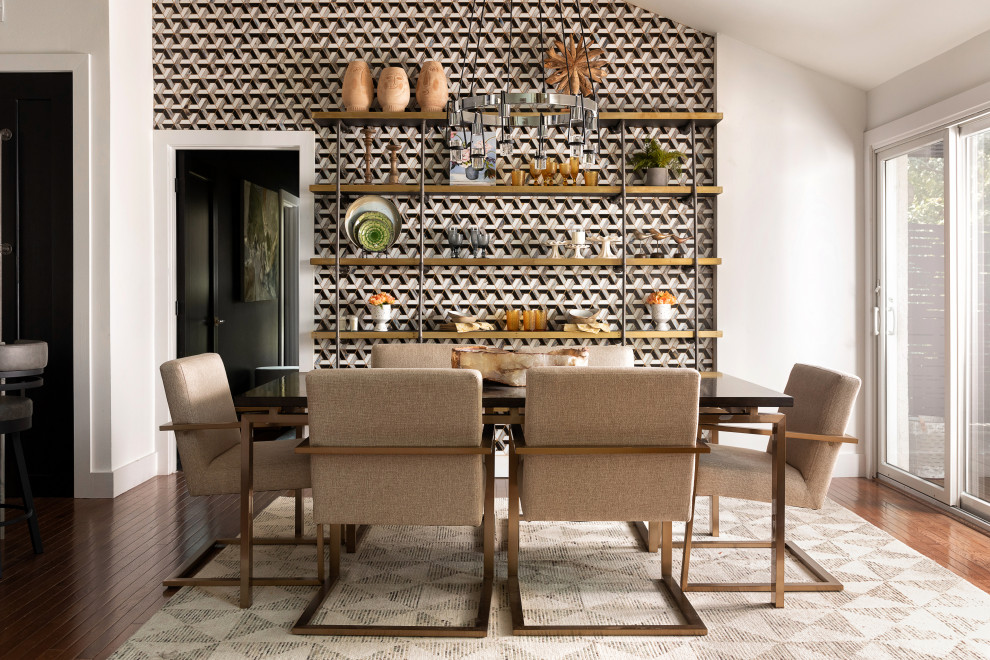 Exemple d'une salle à manger ouverte sur le salon avec un mur blanc, un sol en bois brun, une cheminée standard, un manteau de cheminée en pierre, un sol marron, un plafond voûté et du papier peint.