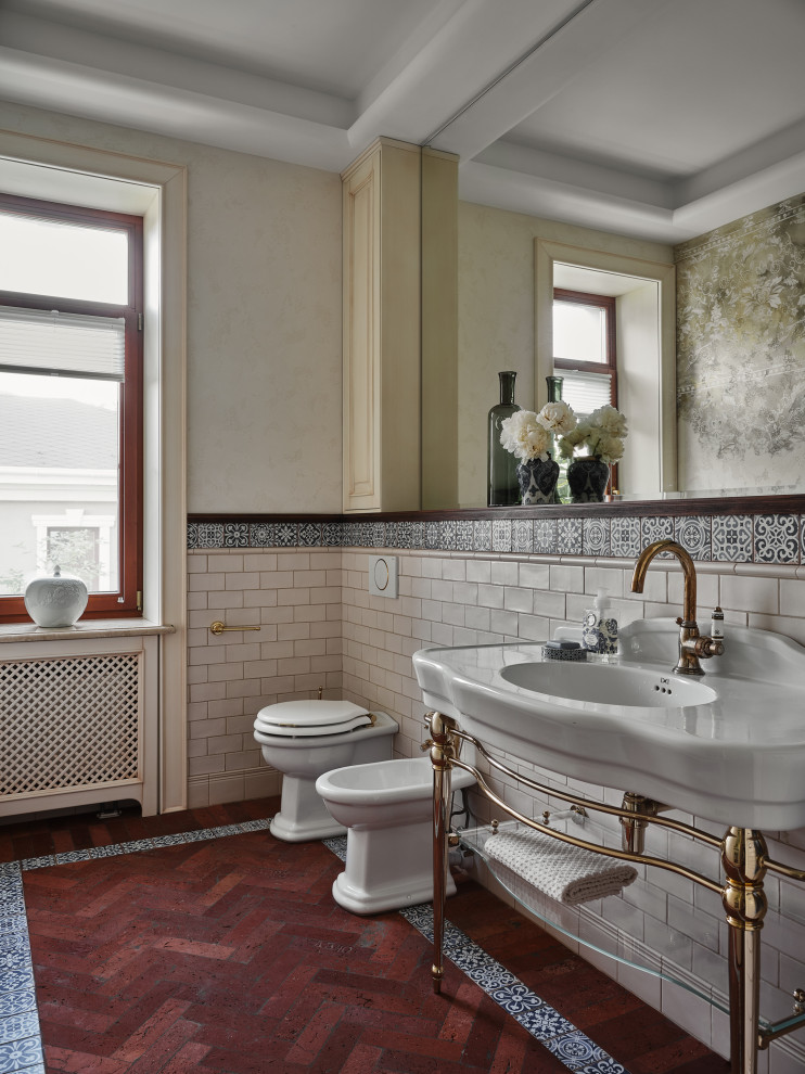 Mid-sized midcentury powder room in Moscow with a two-piece toilet, beige tile, matchstick tile, beige walls, brick floors, red floor and a freestanding vanity.