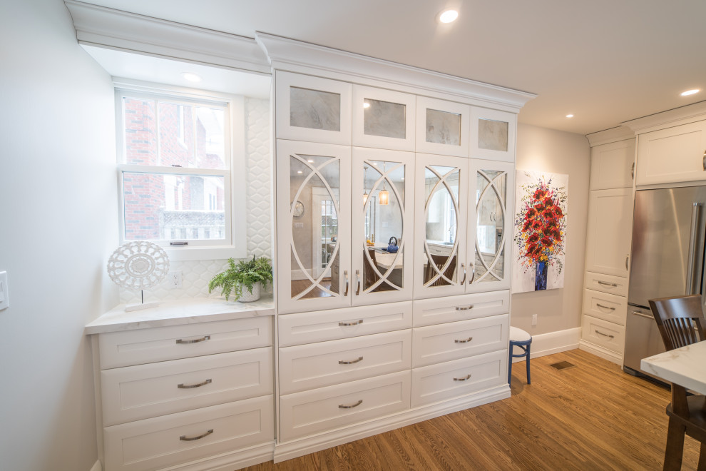Transitional kitchen photo in Toronto