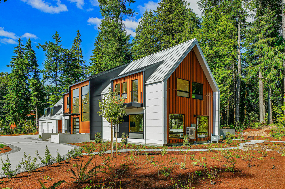 Mittelgroßes, Zweistöckiges Klassisches Einfamilienhaus mit Metallfassade, weißer Fassadenfarbe, Satteldach, Blechdach, weißem Dach und Wandpaneelen in Seattle