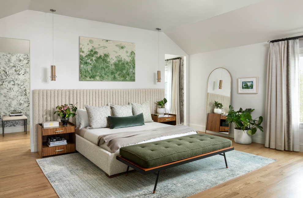 Klassisches Schlafzimmer mit weißer Wandfarbe, braunem Holzboden, braunem Boden und gewölbter Decke in Denver