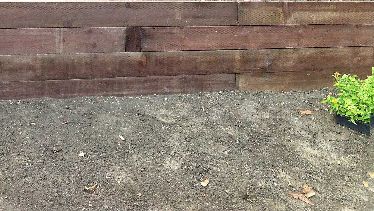 Railroad Tie Retaining Wall - Photos \u0026 Ideas | Houzz, image size:1241x700