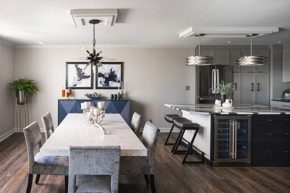 Moderne Wohnküche mit beiger Wandfarbe, braunem Boden und Vinylboden in Kansas City