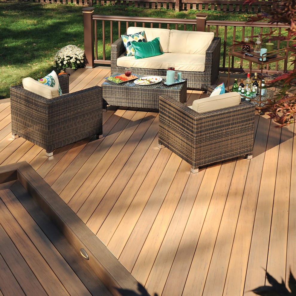 This is an example of a mid-sized transitional backyard deck in Chicago with no cover.