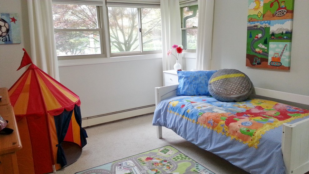 Photo of a small traditional kids' bedroom for kids 4-10 years old and boys in Philadelphia with grey walls and carpet.