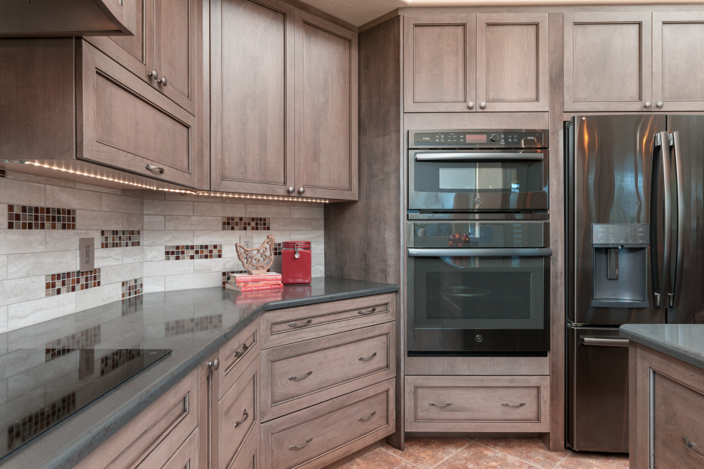 Example of a transitional home design design in Phoenix