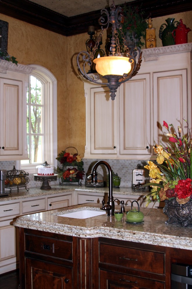 Large traditional kitchen in Dallas.