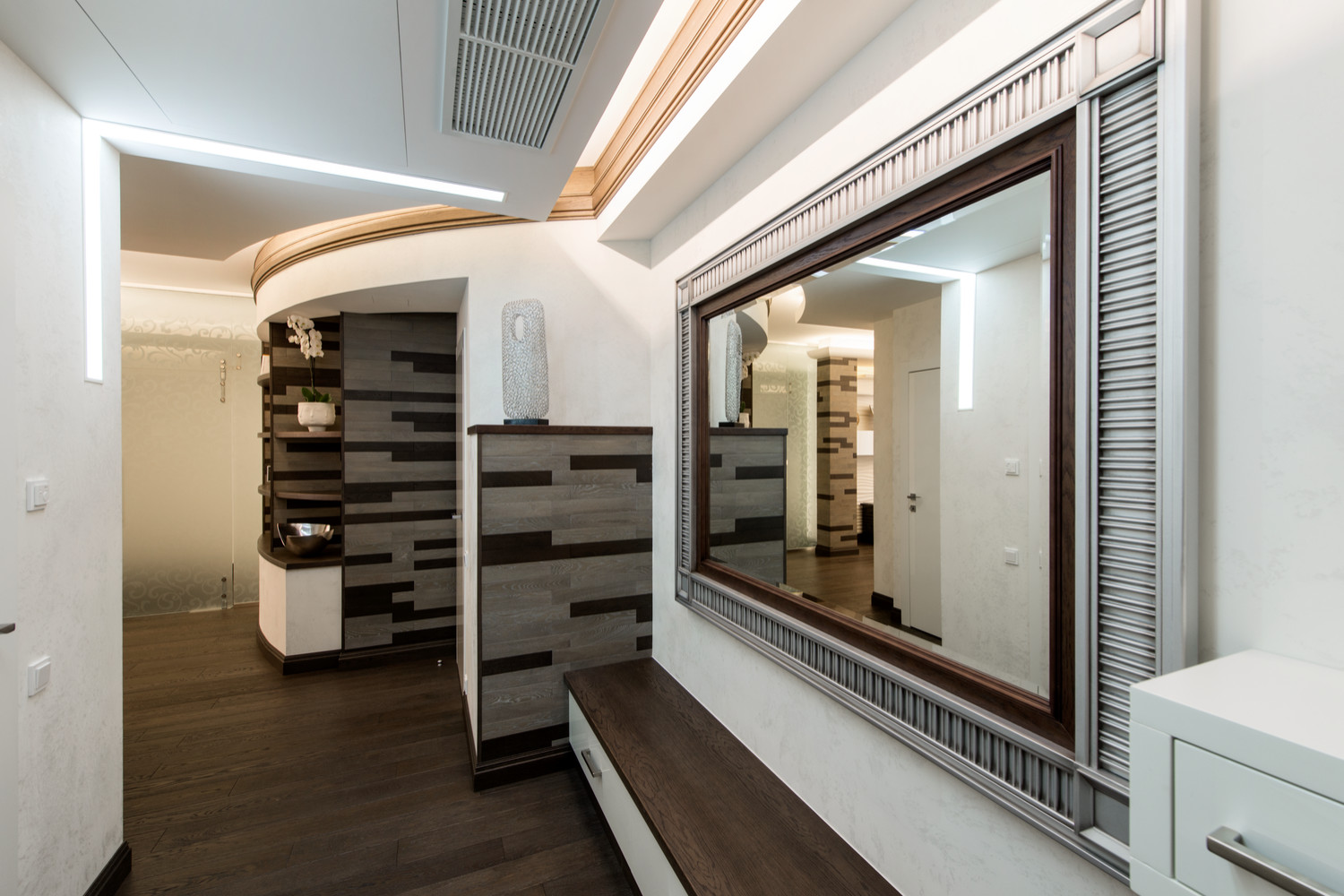 Вид прихожей от входной двери