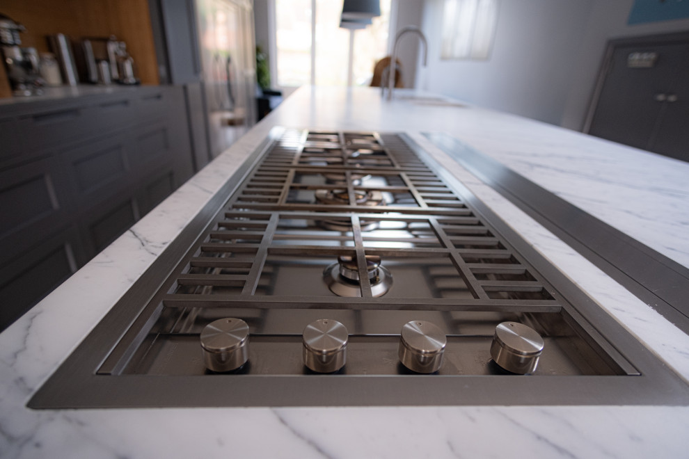 Esempio di una grande cucina nordica con ante in stile shaker, ante grigie, top in marmo, elettrodomestici in acciaio inossidabile, pavimento marrone e top bianco