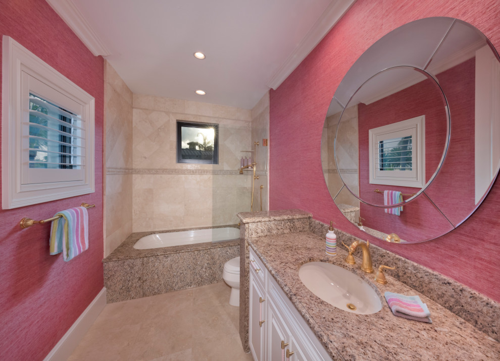 Foto på ett mellanstort vintage brun badrum för barn, med vita skåp, ett undermonterat badkar, en dusch i en alkov, beige kakel, vita väggar, ett undermonterad handfat, beiget golv och med dusch som är öppen