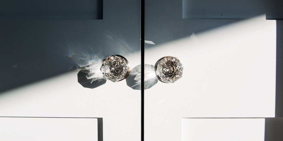 Transitional entryway photo in Vancouver