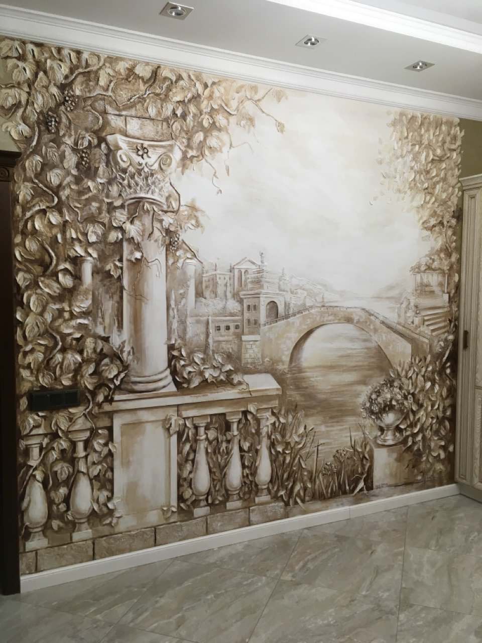 Цветной барельеф в кухне. Частный дом