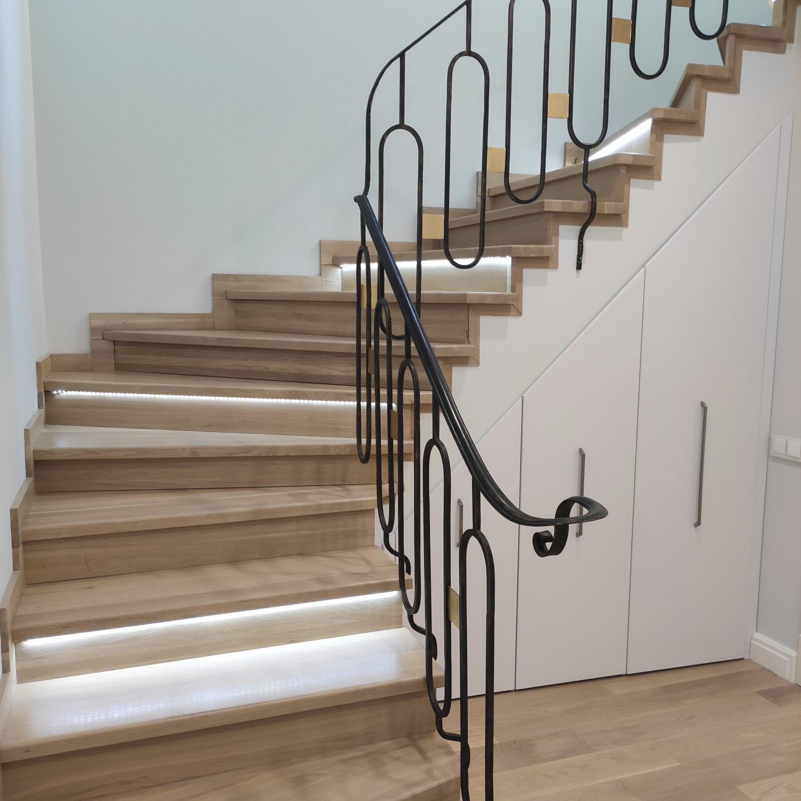 Двухуровневая светлая квартира в неоклассическом стиле