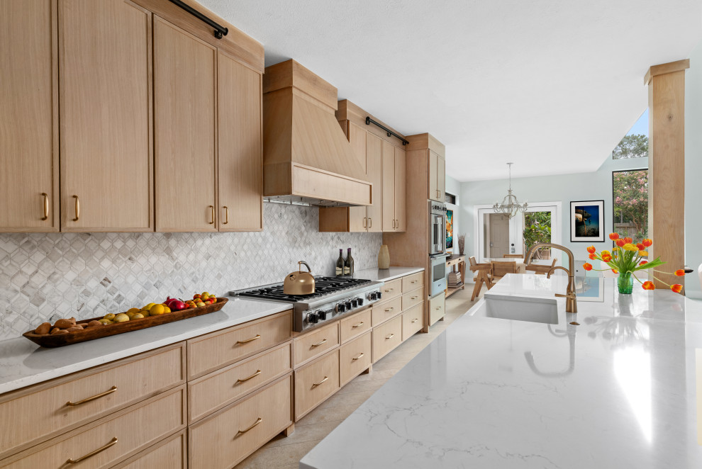 Exempel på ett mellanstort klassiskt vit vitt kök, med en rustik diskho, skåp i shakerstil, skåp i ljust trä, bänkskiva i kvarts, vitt stänkskydd, stänkskydd i marmor, rostfria vitvaror, kalkstensgolv, en köksö och beiget golv