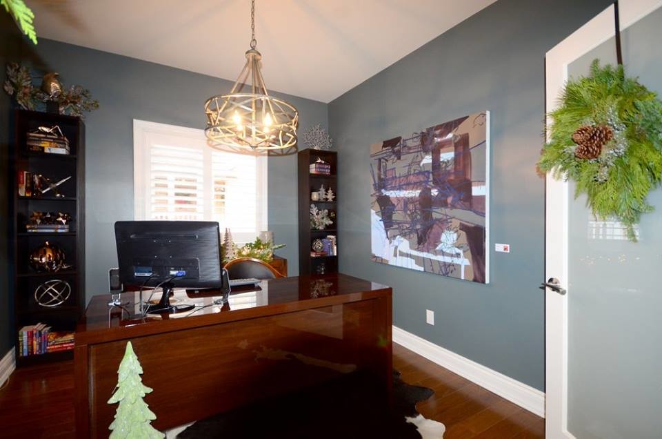 Example of a transitional home design design in Toronto