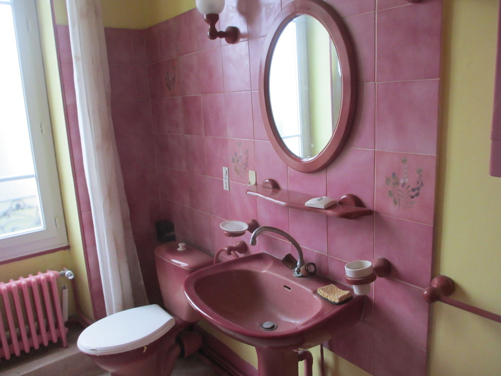 Cette photo montre une salle de bain de taille moyenne avec un carrelage rose et un mur jaune.