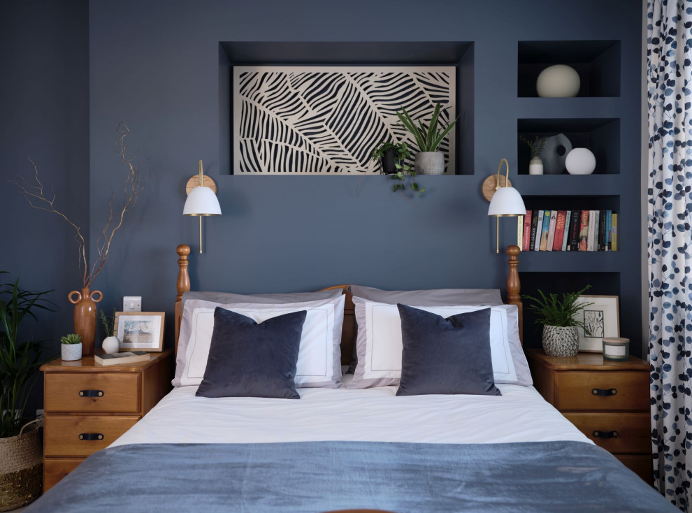 Mittelgroßes Modernes Hauptschlafzimmer ohne Kamin mit blauer Wandfarbe, Teppichboden und beigem Boden in Gloucestershire