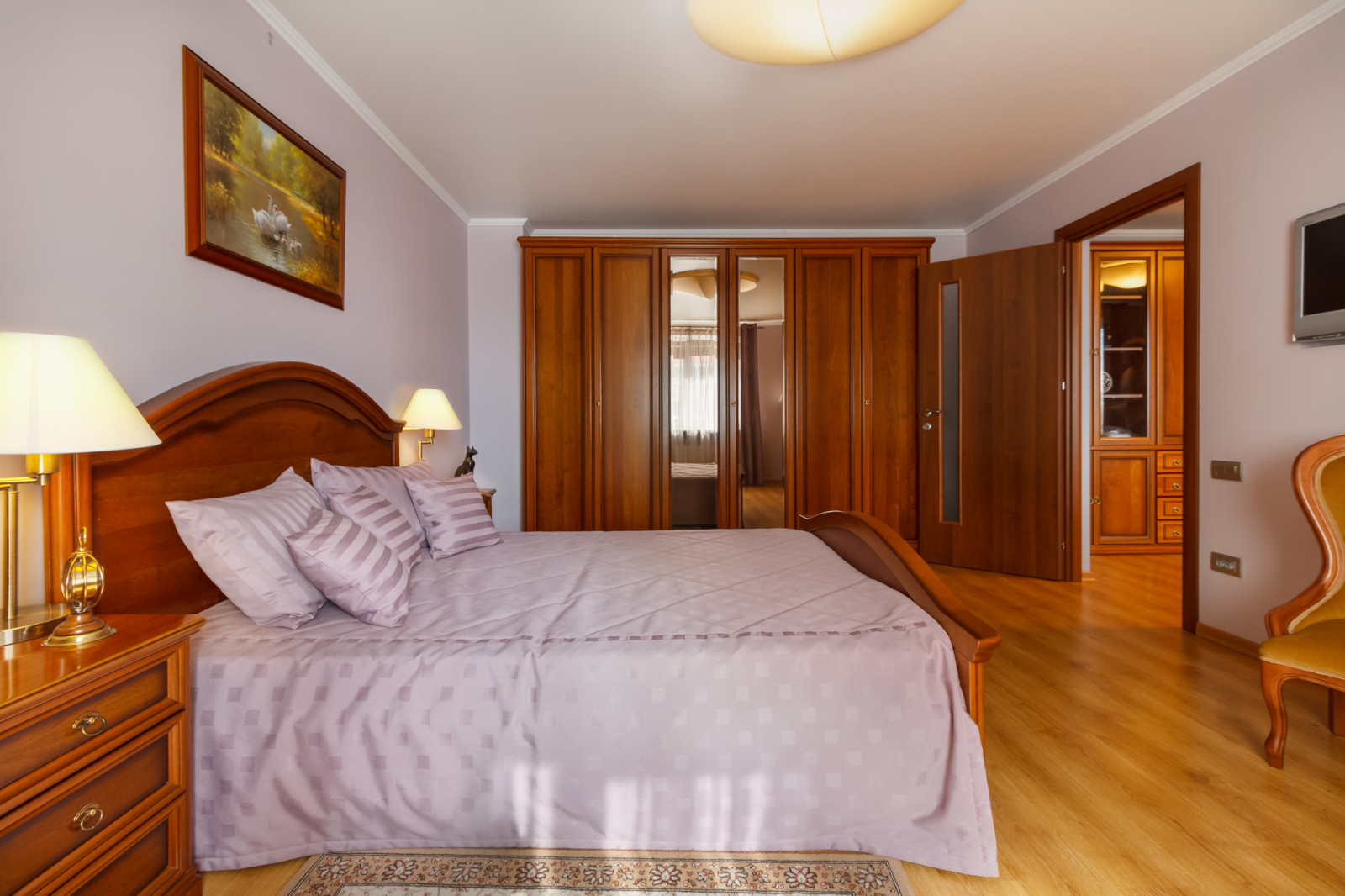 Трёхкомнатная квартира с кухней-гостиной в классическом стиле