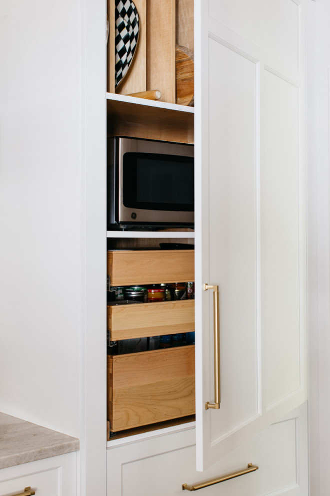 Kitchen - transitional kitchen idea in Chicago